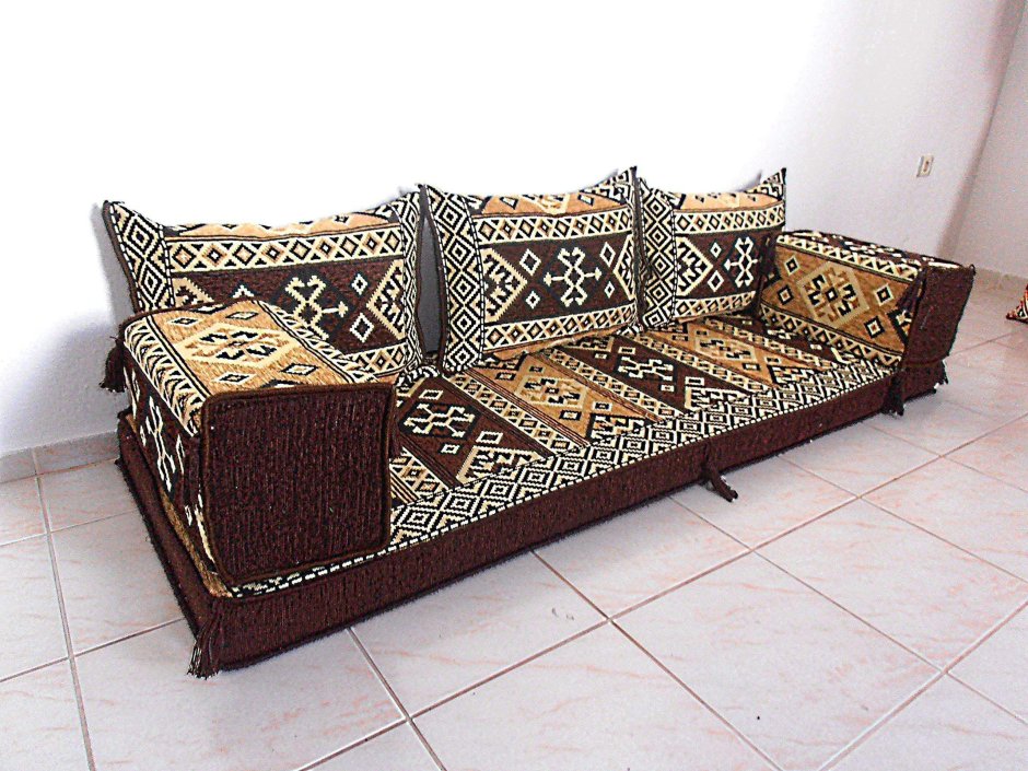 Диван в арабском стиле