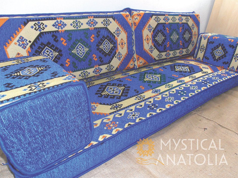 Диван в арабском стиле