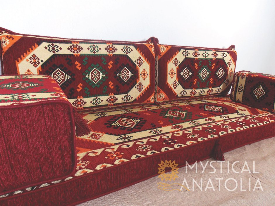 Диван в арабском стиле