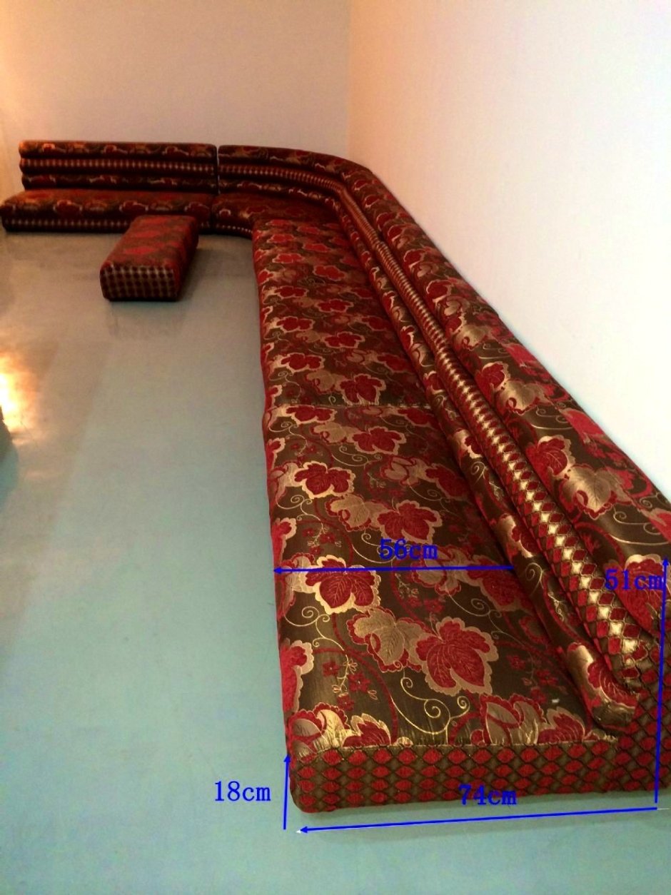 Диван в арабском стиле