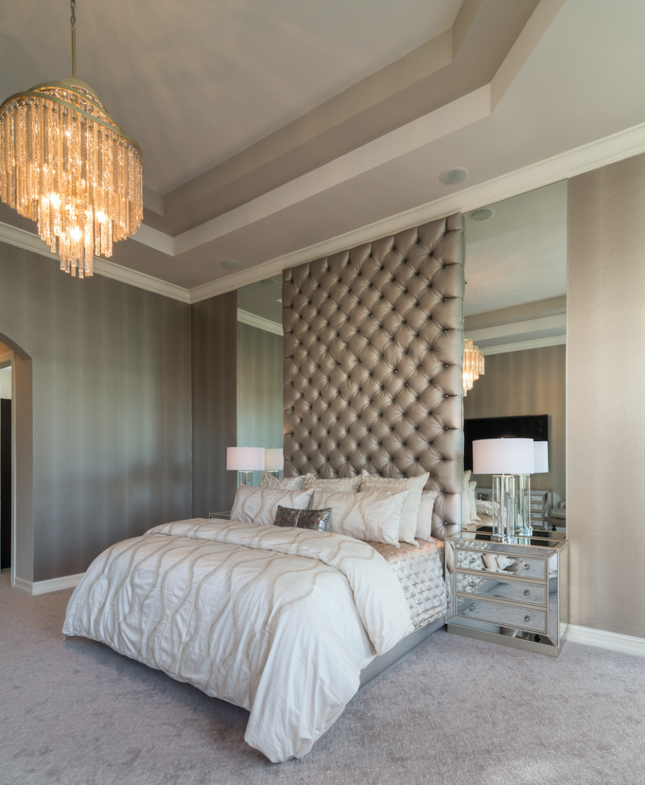 Зеркальная стена за изголовьем кровати