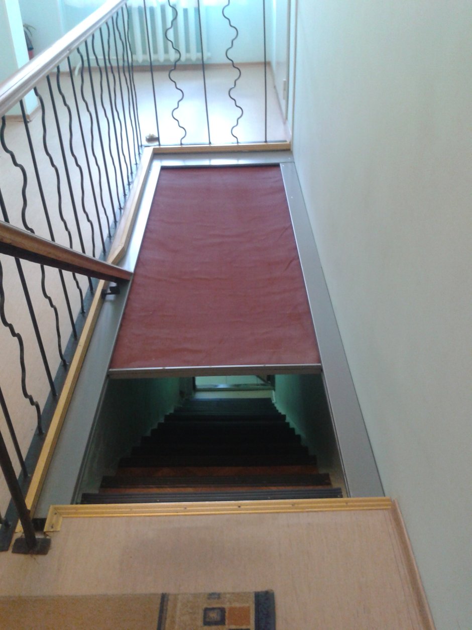 Горизонтальная рольставня на лестничной проем