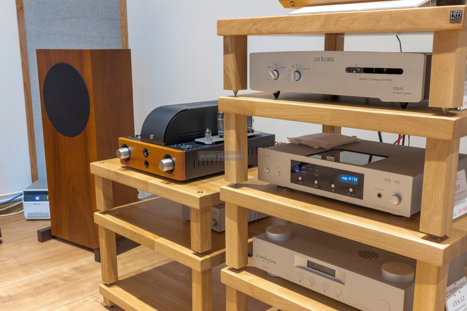 Стойка под аппаратуру