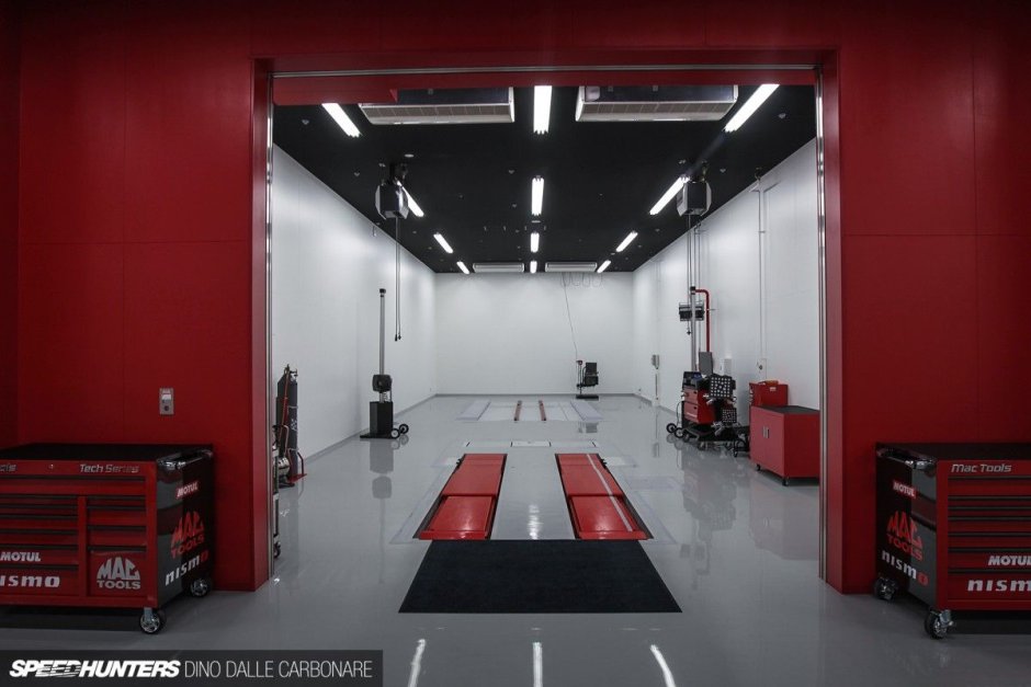 Интерьер гаража черно красный