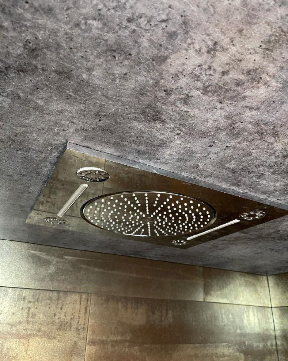 Натяжные потолки под тропический душ