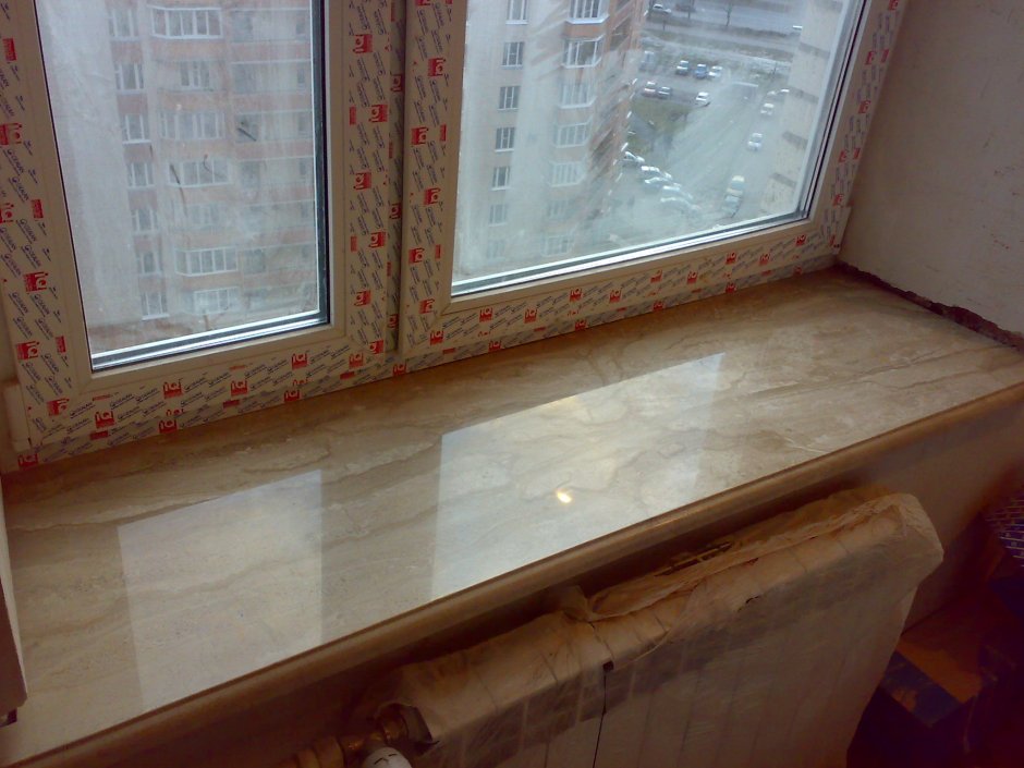 Кромка мраморного подоконника