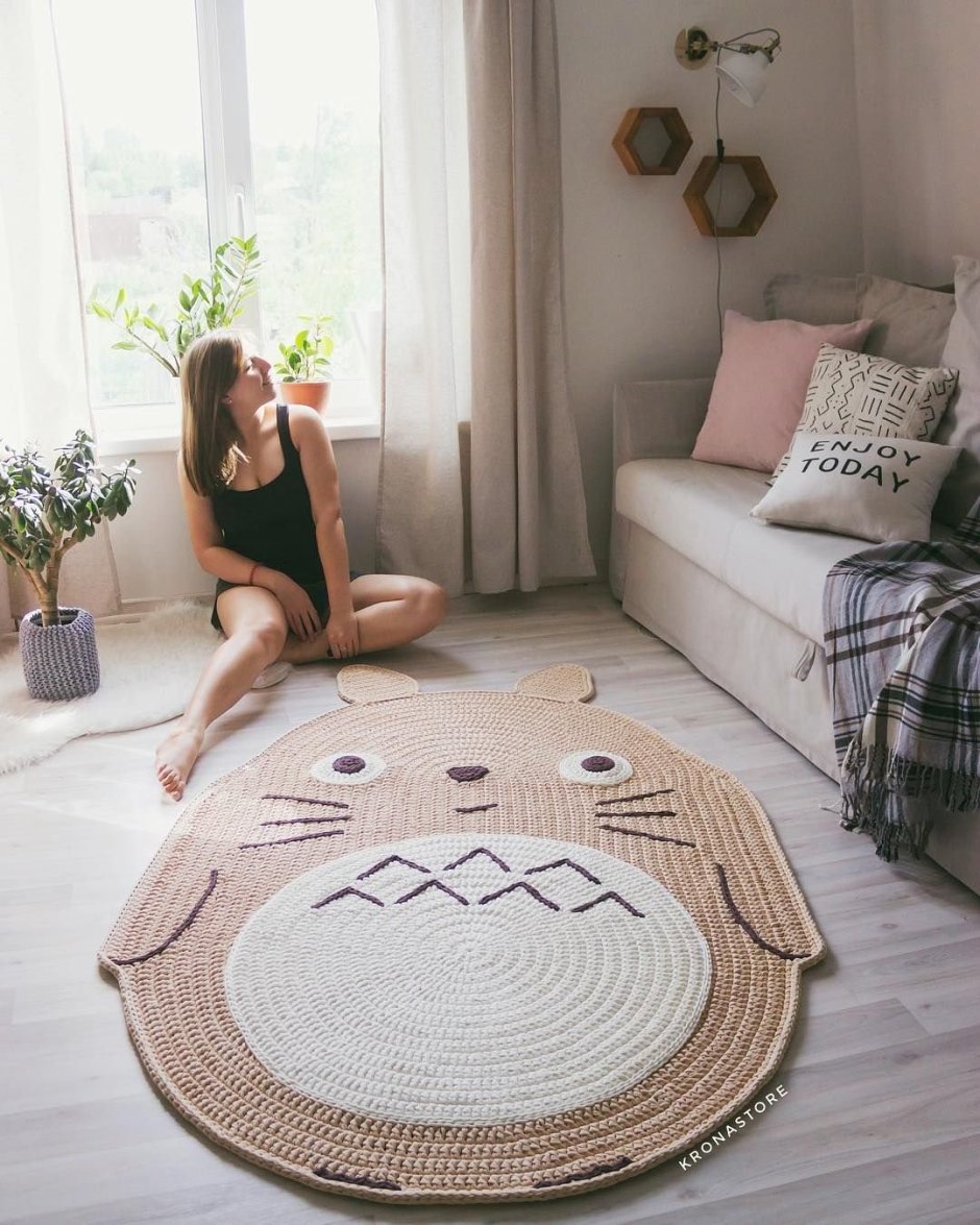Круглый вязаный коврик в скандинавском стиле
