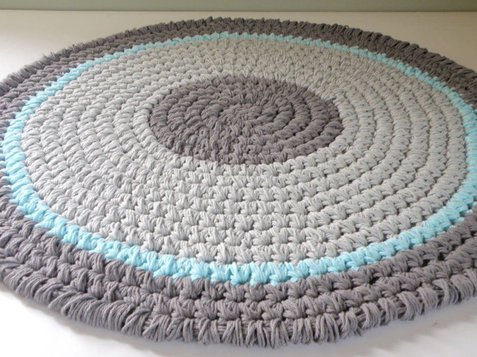 Ковер голубой вязаный