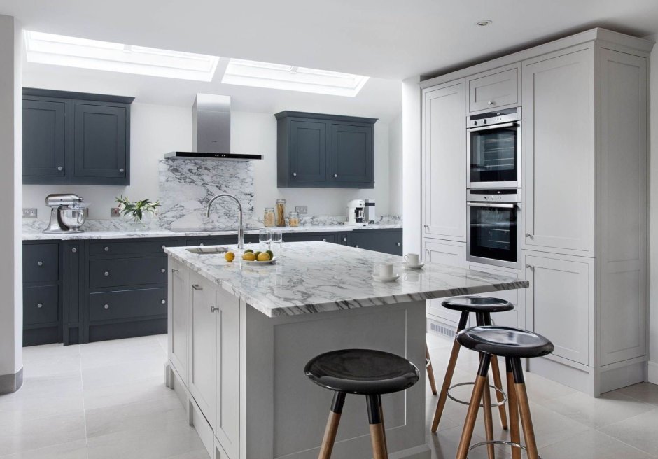 Кухня в белых,серых тонах и под дерево