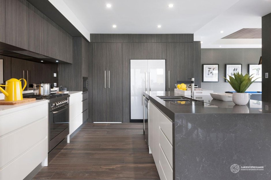 Серо голубые стены на кухне