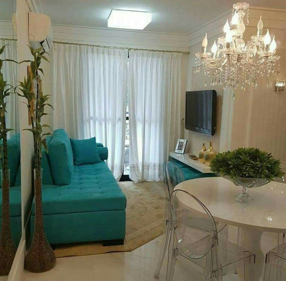 Круглый стол в гостиной в интерьере в хрущевке