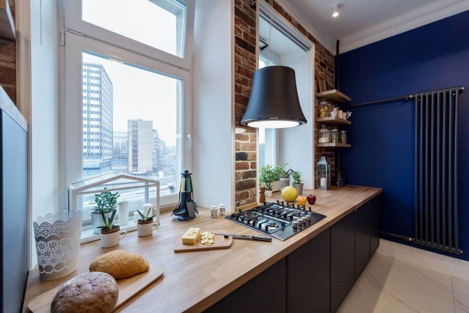 Кухня с рабочей зоной на подоконнике