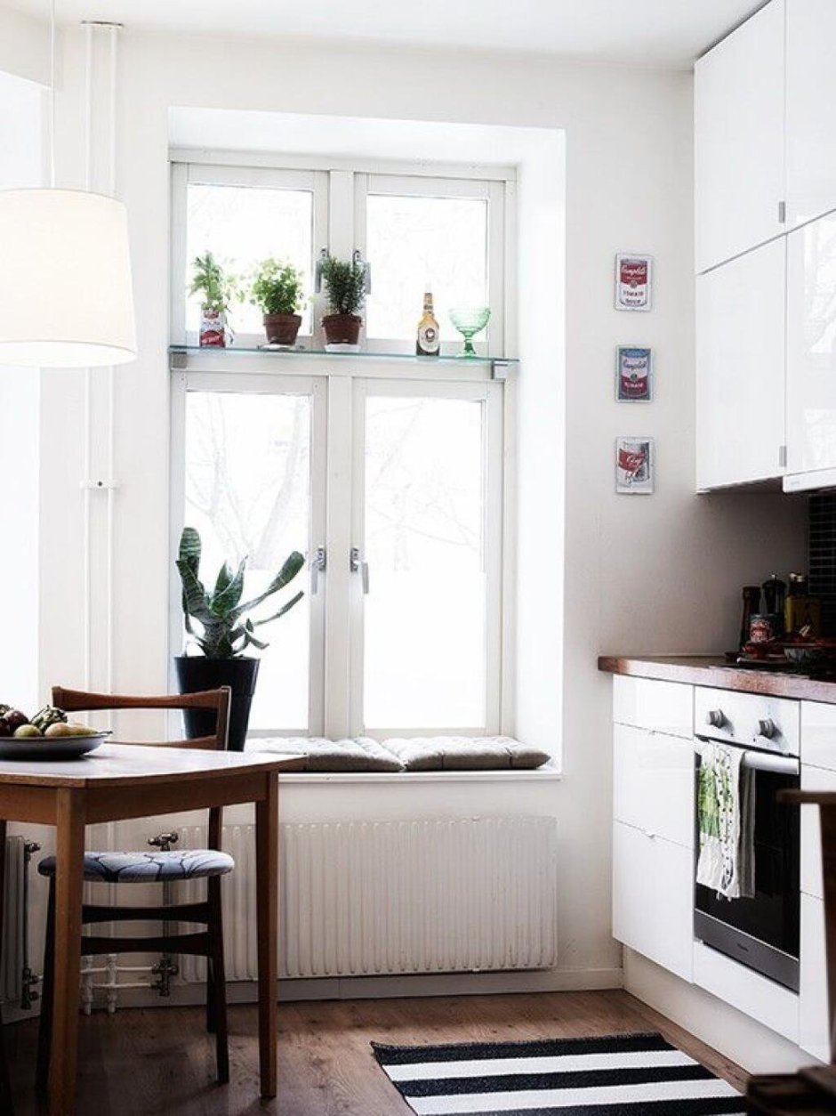 Кухня в доме с окном