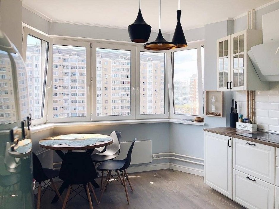 Планировка кухни с большим окном