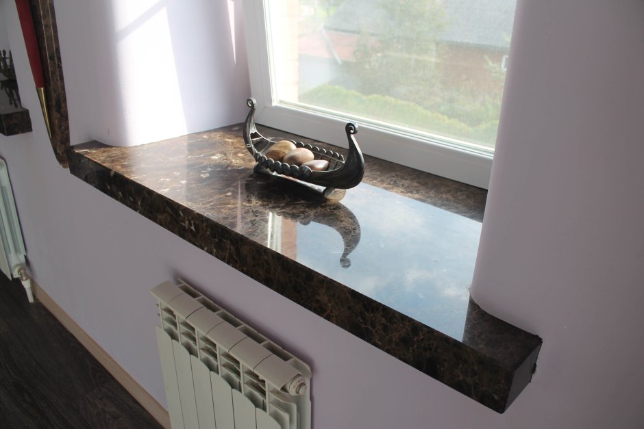 Мойка у окна на кухне в частном доме