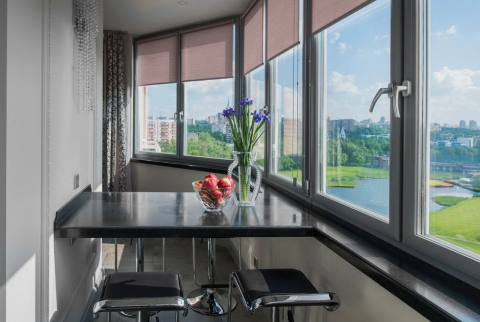 Широкий подоконник на кухне