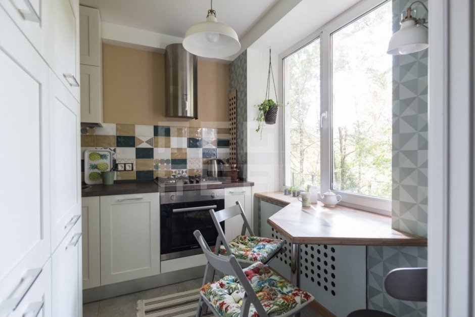 Кухня с мойкой у окна