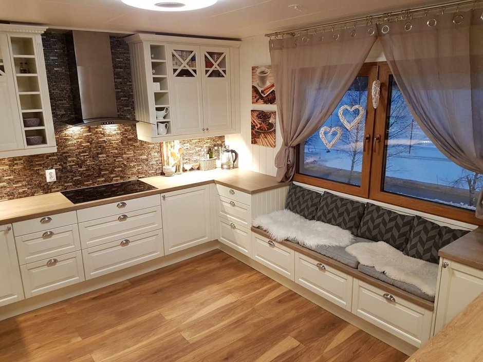 Раковина у окна на кухне