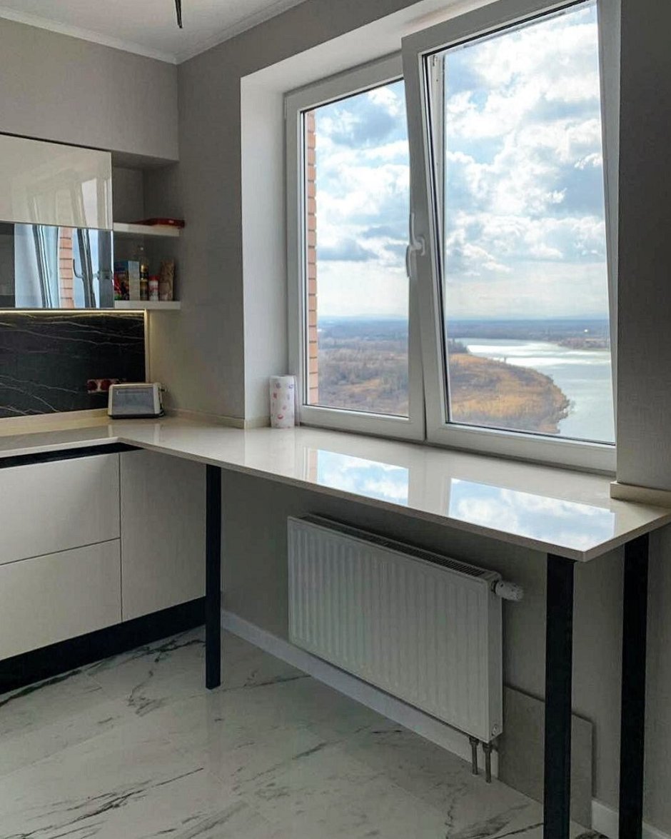 Широкий подоконник в интерьере