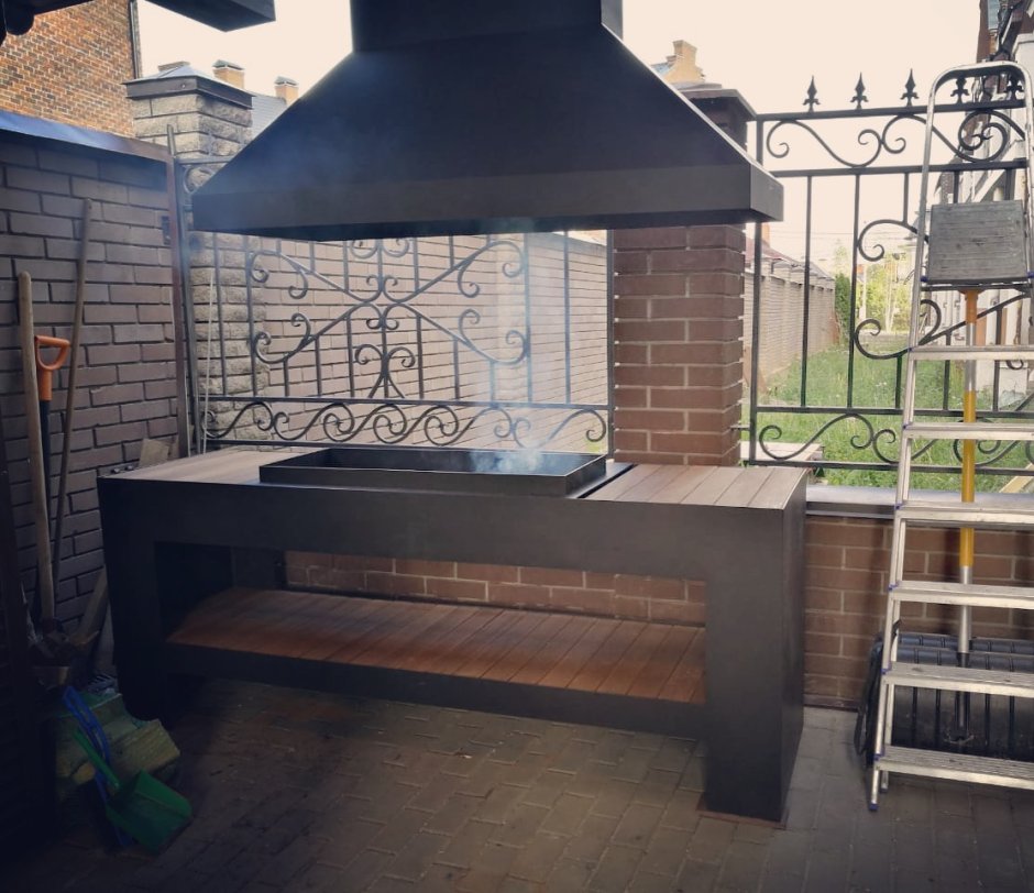 Металлический мангал с вытяжкой