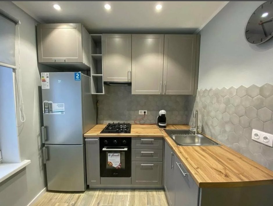 Маленькая кухня хрущевка с холодильником