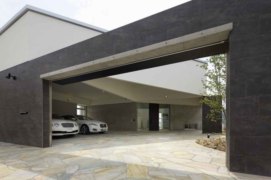 Огромный подземный гараж