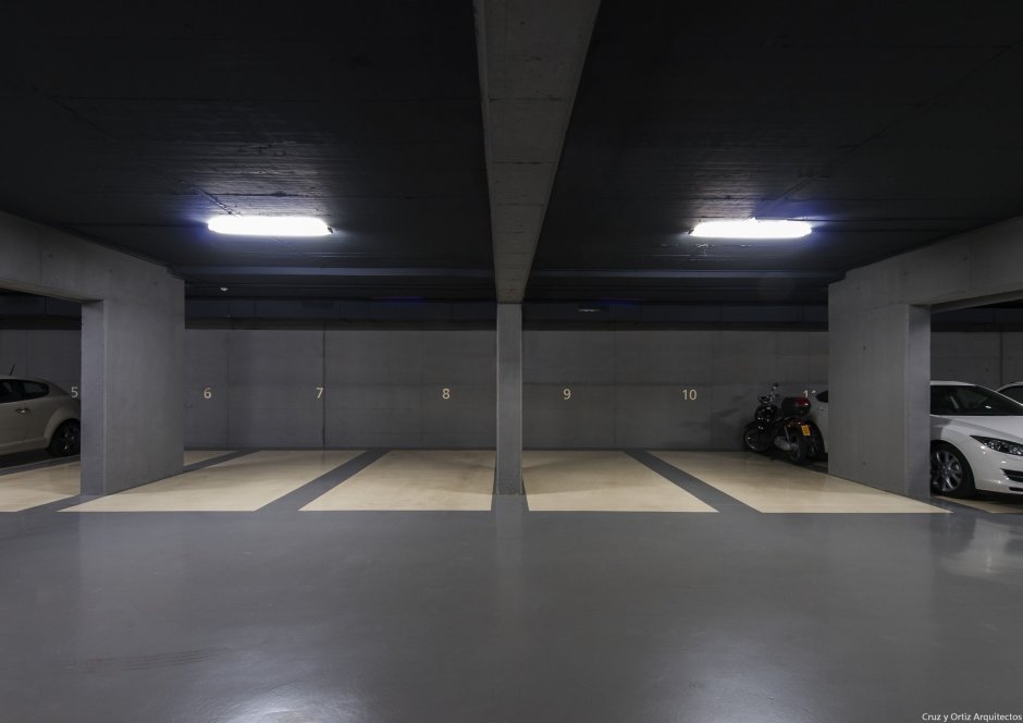 Черные стены в гараже