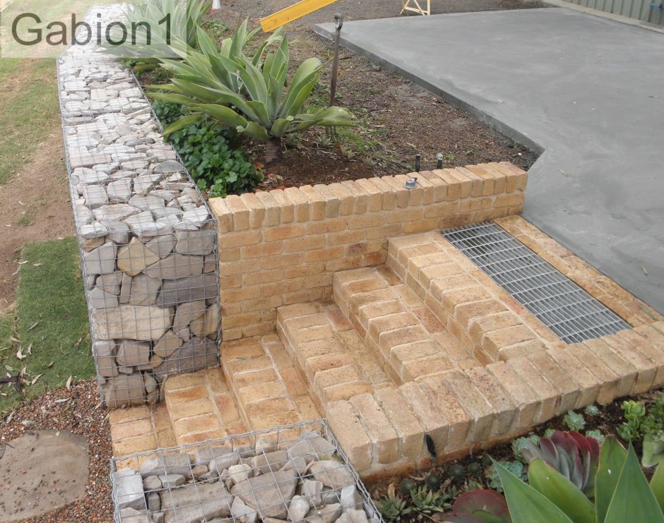 Крыльцо и габионы