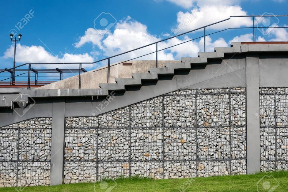 Камень в сетке лестница