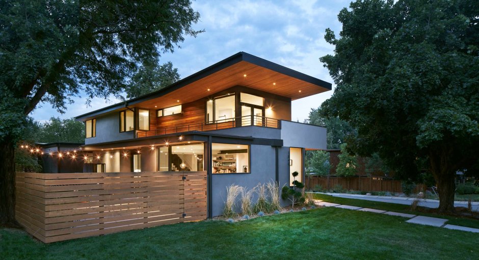 Частный двухэтажный дом с односкатной крышей