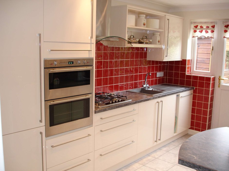 Маленькие кухни с духовкой наверху