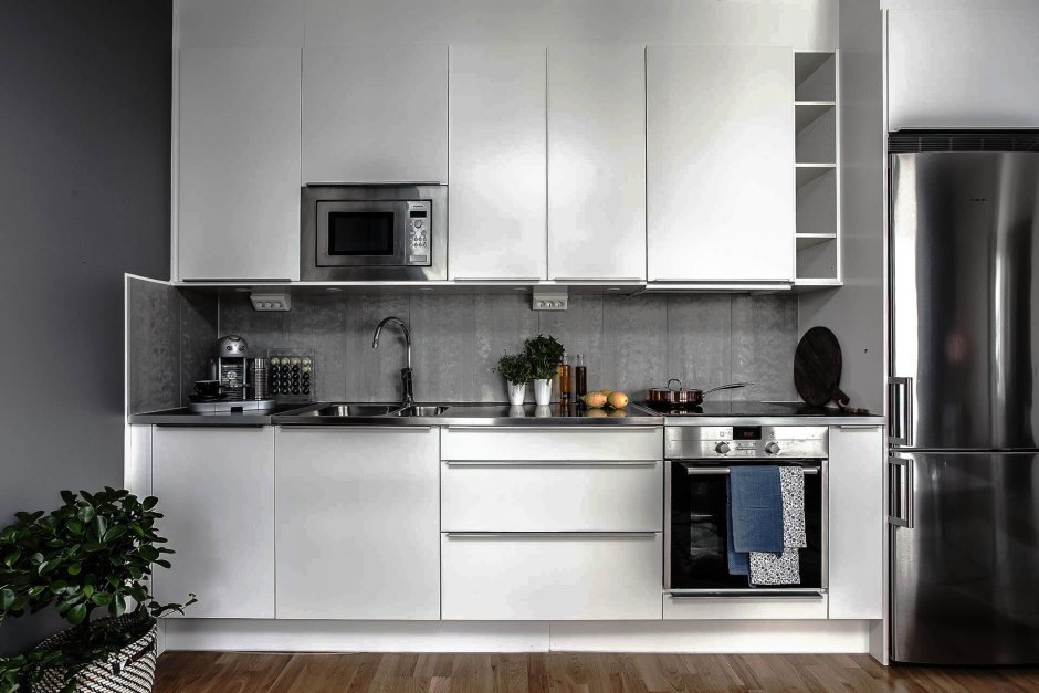 Встроенная микроволновка на кухне