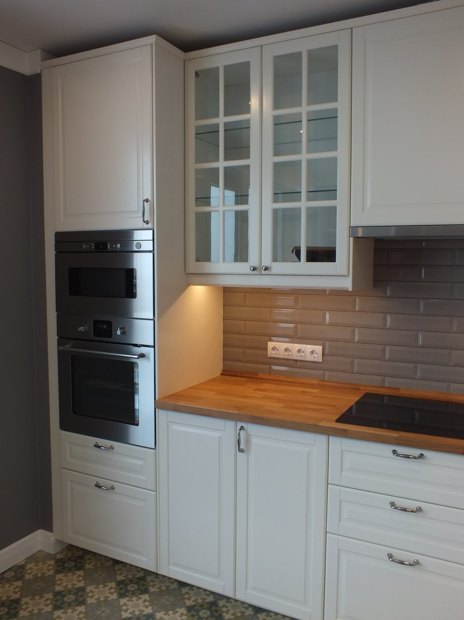 Кухонный гарнитур со встроенной духовкой и микроволновкой