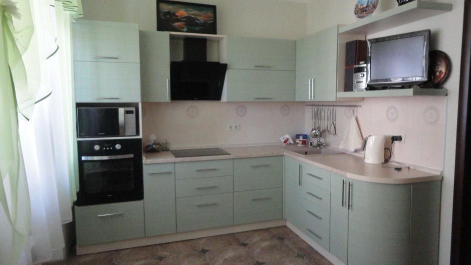 Угловая кухня с встроенной микроволновкой