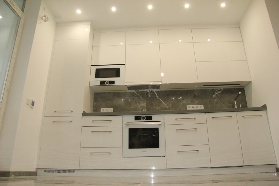 Кухня со встроенным холодильником