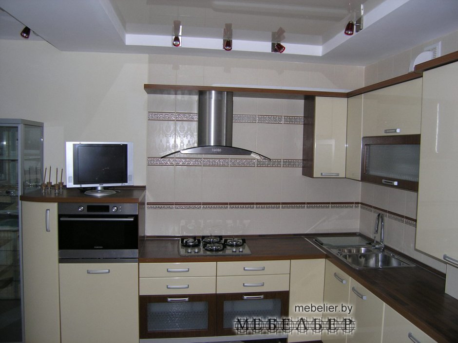 Угловая кухня со стойкой с духовым шкафом