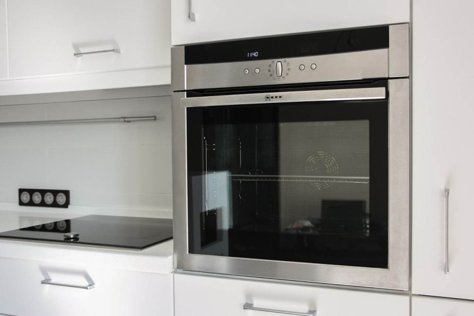 Кухня со встроенной духовкой