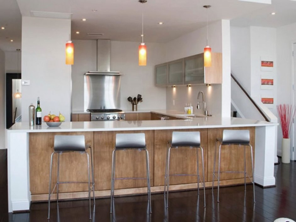 Яркие светильники над барной стойкой