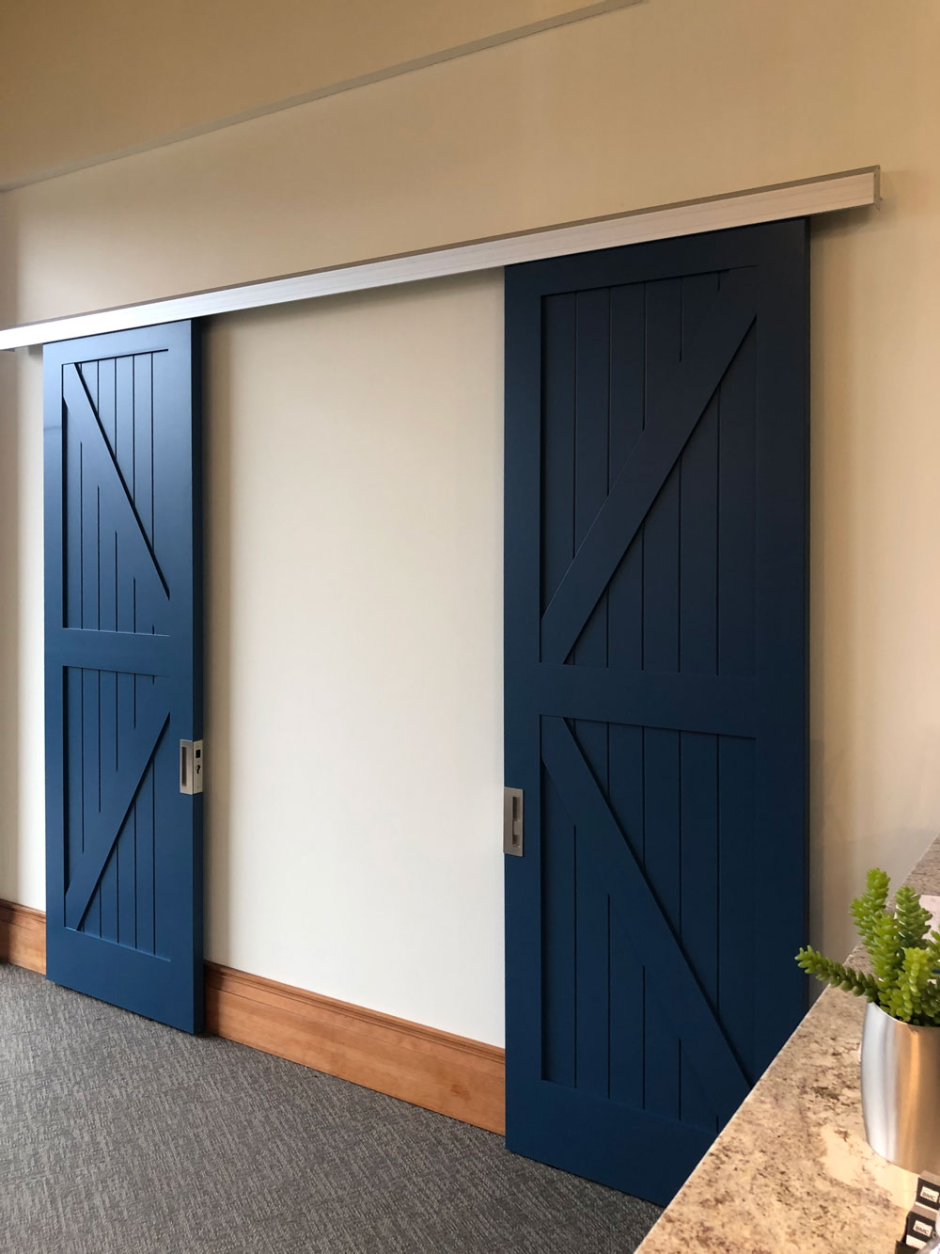 Откатная дверь и плинтус