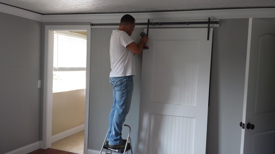 Монтаж раздвижных межкомнатных дверей