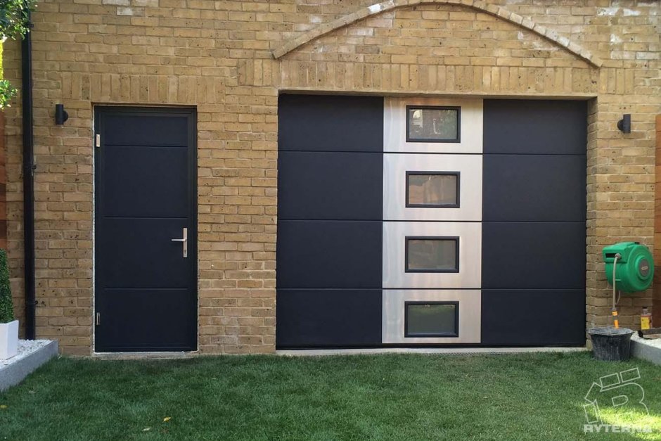 Гаражные ворота с дверцей