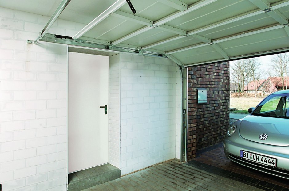 Дверь из гаража в дом