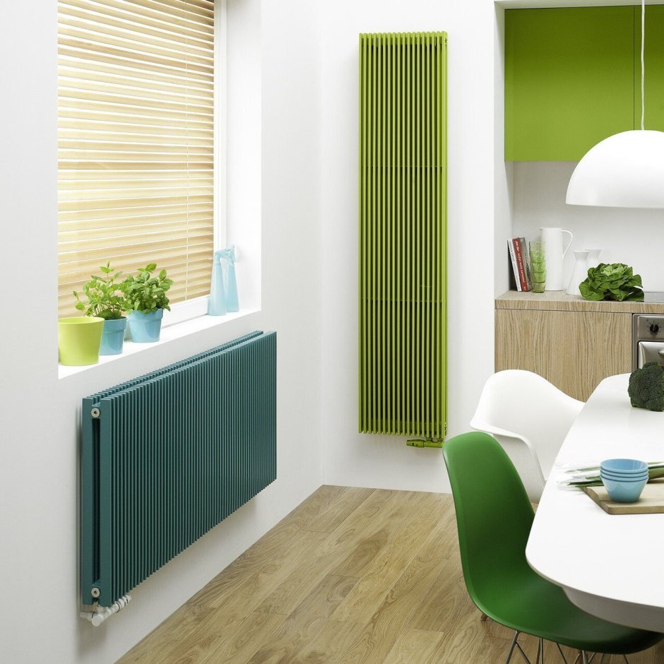 Вертикальный радиатор в интерьере кухни