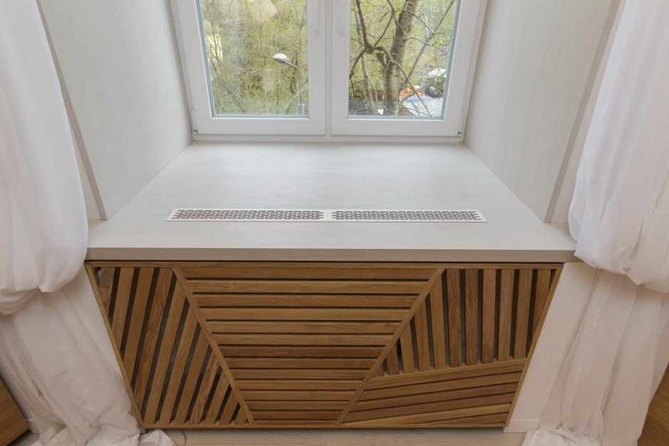 Подоконник с деревянными рейками