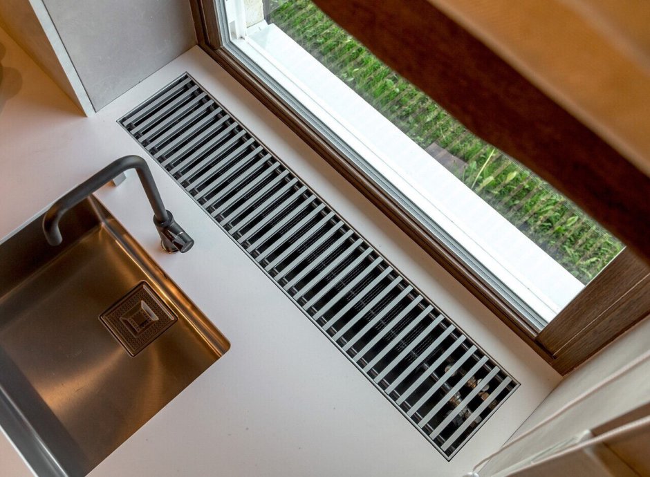 Стол-подоконник на кухне