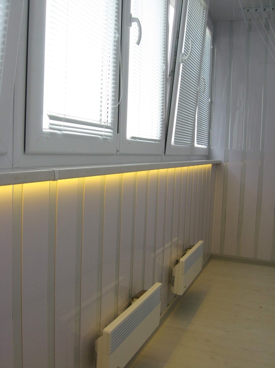 Широкий подоконник стол