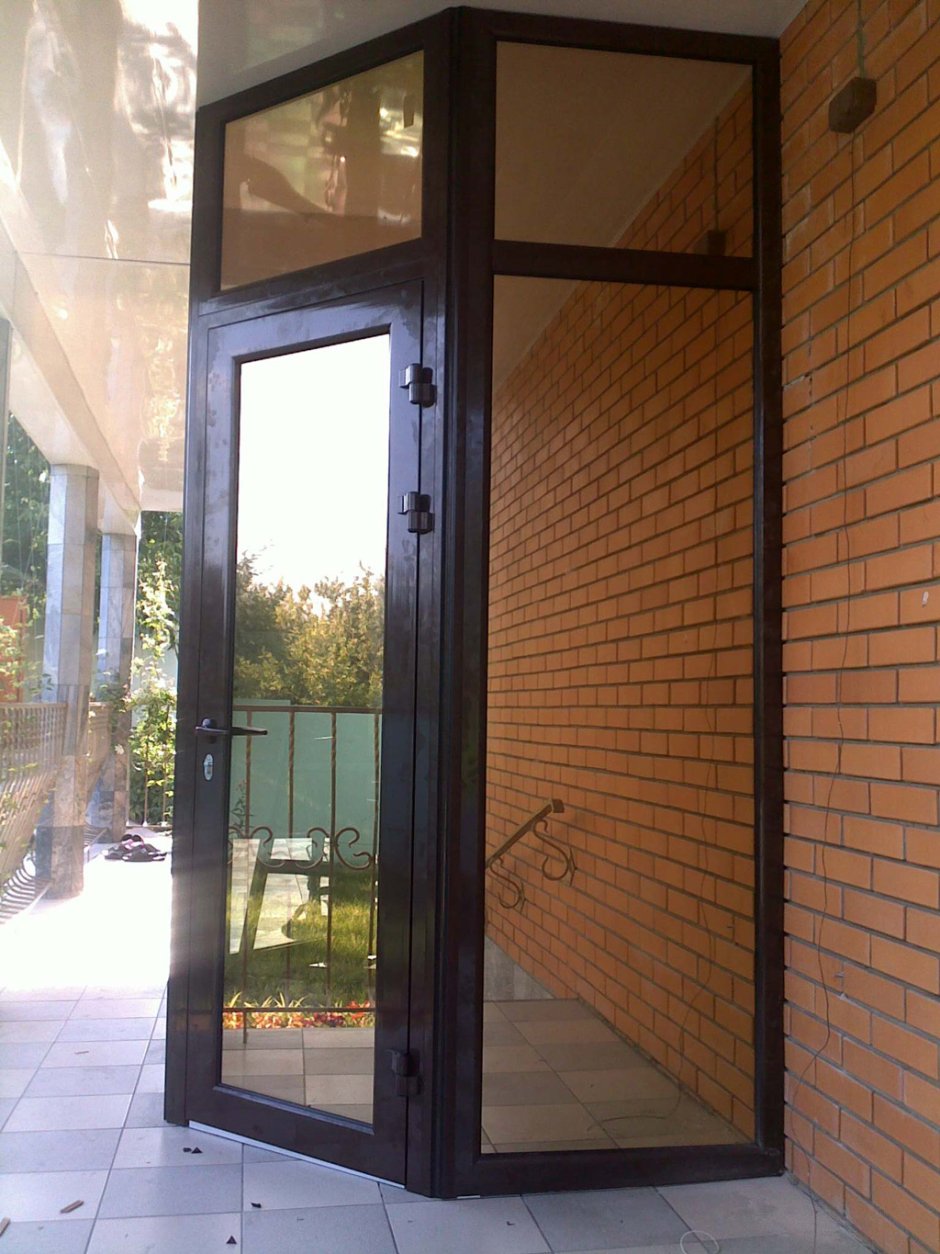 Пластиковая дверь с окном входная