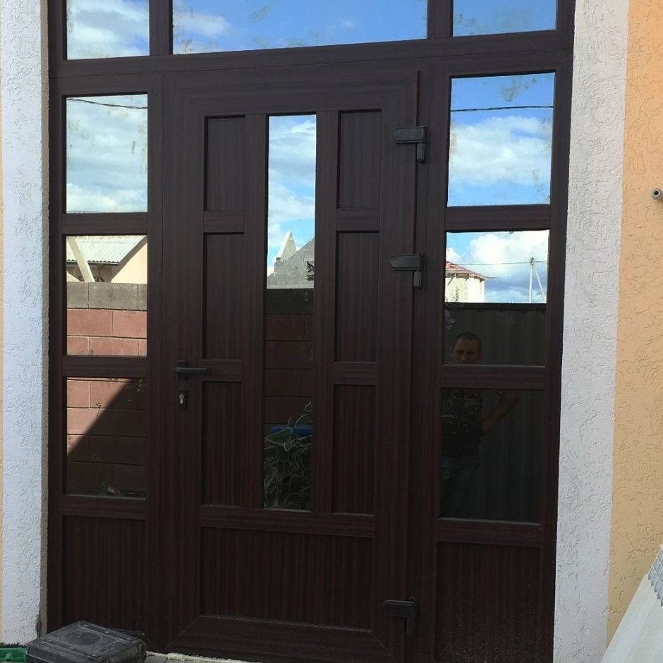 Пластиковые двери коричневые