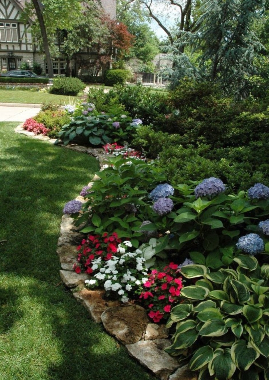 Цветник с гортензией и пионами