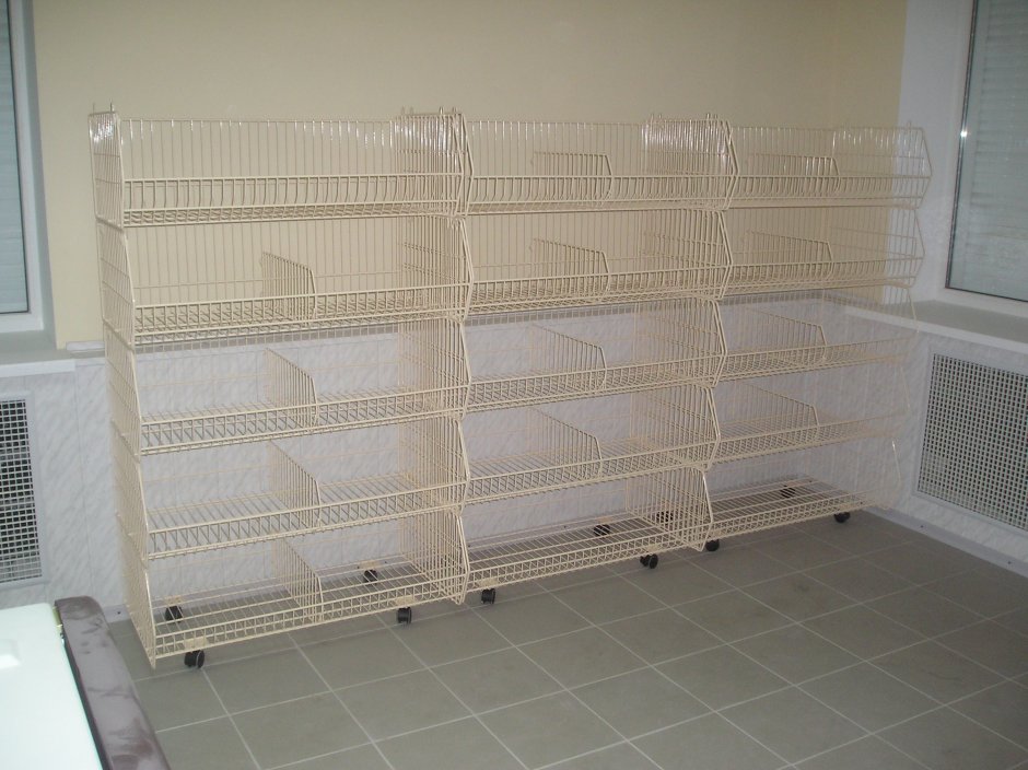 Стеллаж с полочками сеточкой